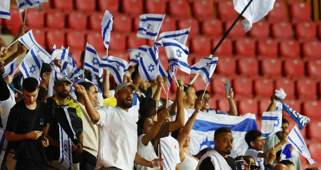 Soccer Football - World Cup - UEFA Qualifiers - Group I - Israel v Italy - Nagyerdei Stadion, Debrecen, Hungary - September 8, 2025 Israel fans inside the stadium before the match REUTERS/Bernadett Szabo/Foto: Bernadett Szabo