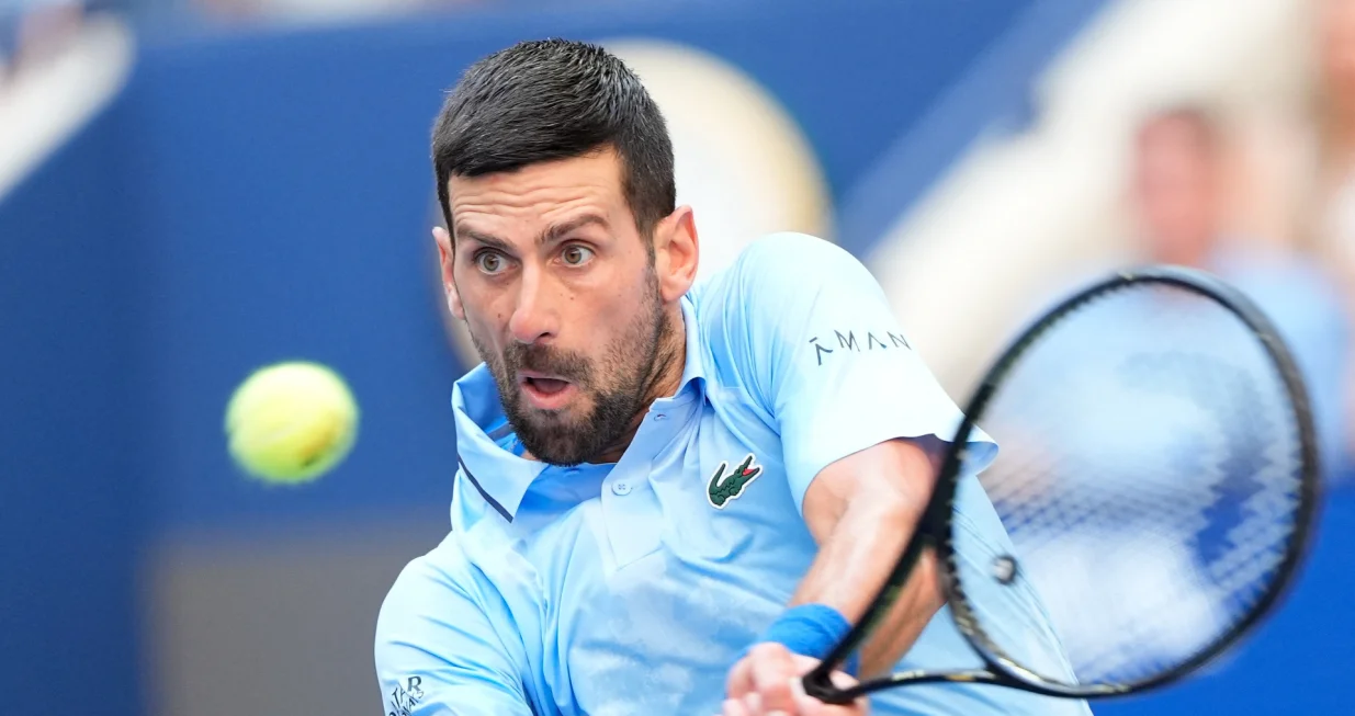Sep 5, 2025; Flushing, NY, USA; Novak Djokovic (SRB) hits to Carlos Alcaraz (ESP) (not pictured) on day thirteen of the 2025 U.S. Open tennis tournament at the USTA Billie Jean King National Tennis Center. Mandatory Credit: Robert Deutsch-Imagn Images/Foto: Robert Deutsch