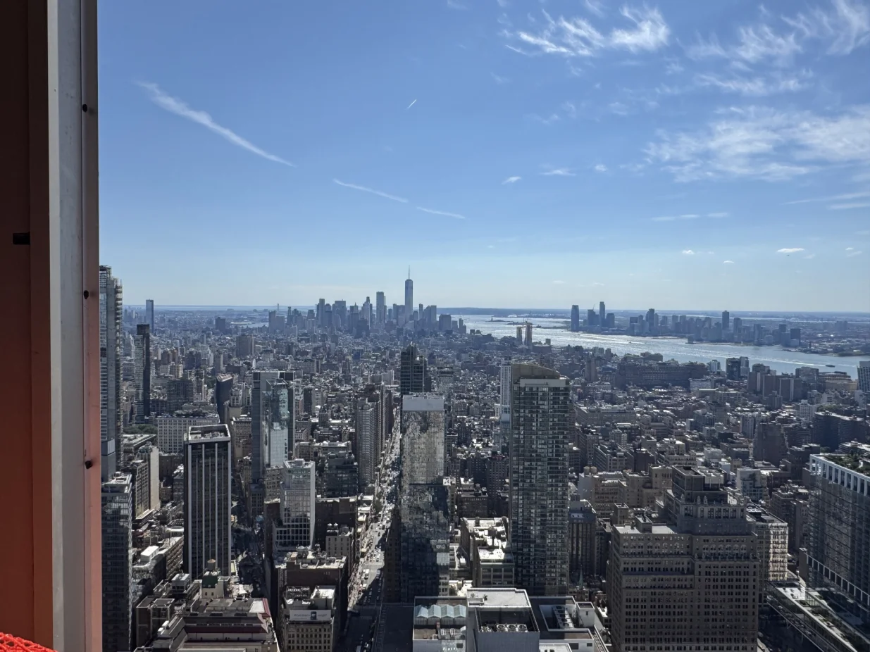 Pogled s nebodera 989 6th Avenue na Manhattanu, New York City//