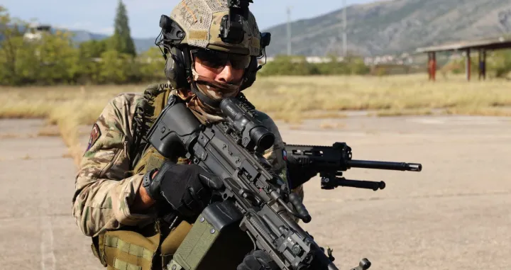 U organizaciji EUFOR-a danas je na mostarskoj Zračnoj luci održana pokazna vježba u sklopu 'Brzog odgovora 25', s ciljem provjere spremnosti i suradnje sa SIPA-om i drugim domaćim sigurnosnim agencijama.(Foto FENA/ Mateo Marinović)/Mateo Marinović