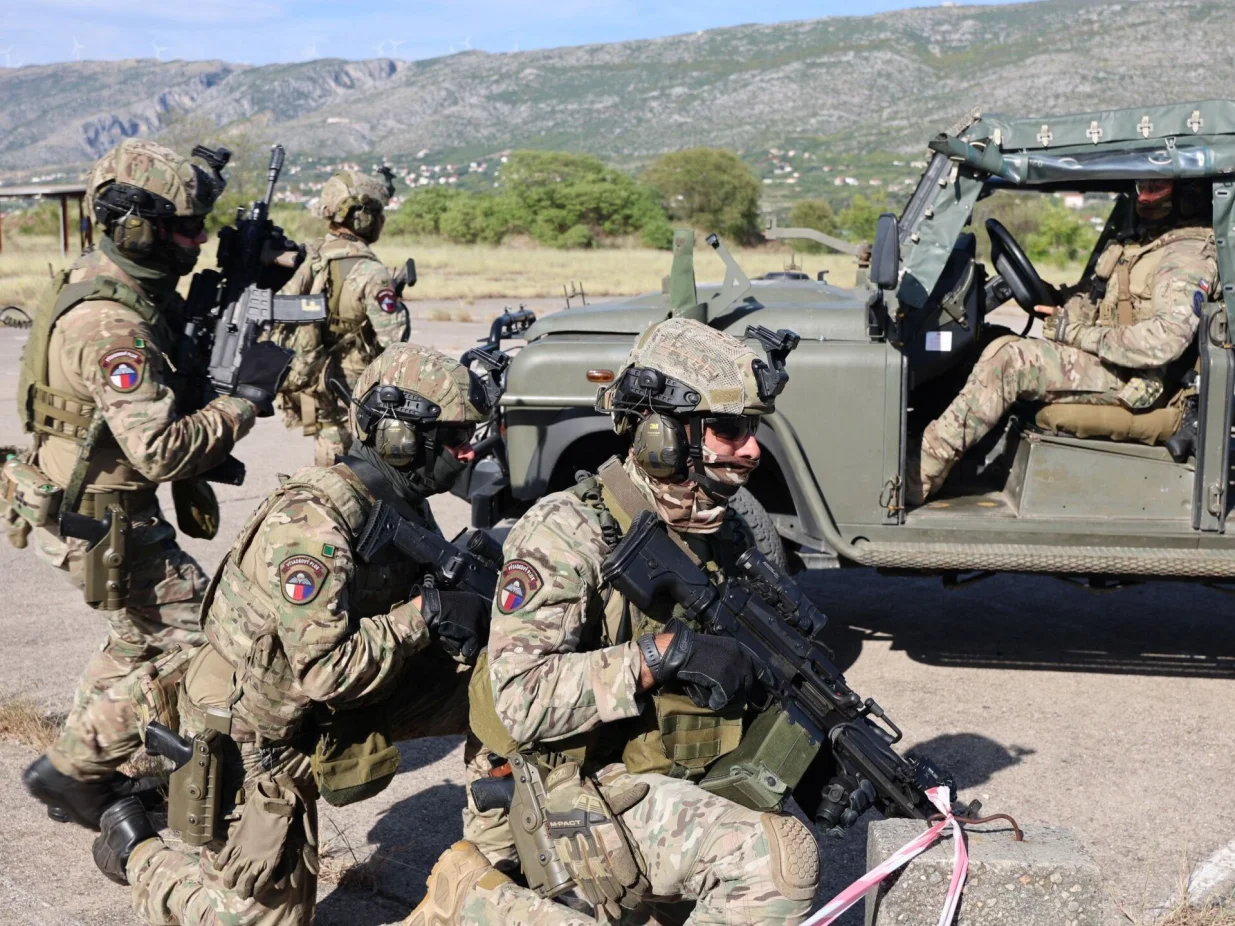 U organizaciji EUFOR-a danas je na mostarskoj Zračnoj luci održana pokazna vježba u sklopu 'Brzog odgovora 25', s ciljem provjere spremnosti i suradnje sa SIPA-om i drugim domaćim sigurnosnim agencijama.(Foto FENA/ Mateo Marinović)/Mateo Marinović