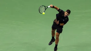 Aug 31, 2025; Flushing, NY, USA; Novak Djokovic of Serbia serves against Jan-Lennard Struff of Germany in the fourth round of the men's singles at the US Open at Arthur Ashe Stadium in Billie Jean King National Tennis Center. Mandatory Credit: Mike Frey-Imagn Images/Foto: Mike Frey