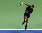 Aug 31, 2025; Flushing, NY, USA; Novak Djokovic of Serbia serves against Jan-Lennard Struff of Germany in the fourth round of the men's singles at the US Open at Arthur Ashe Stadium in Billie Jean King National Tennis Center. Mandatory Credit: Mike Frey-Imagn Images/Foto: Mike Frey