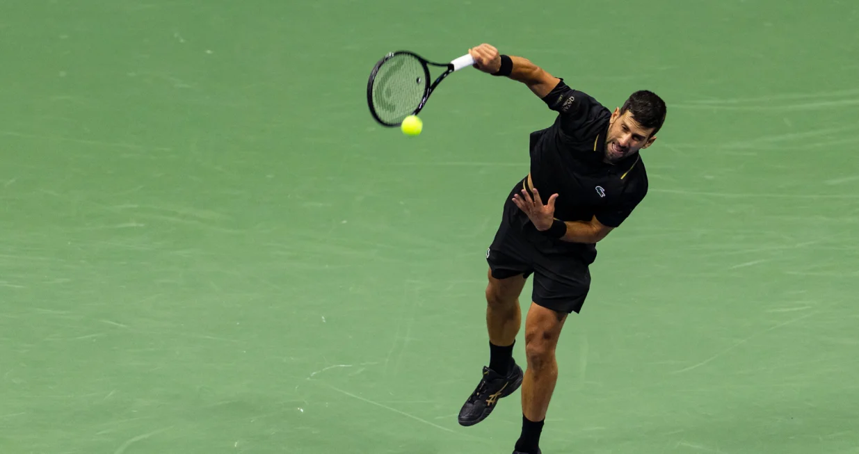 Aug 31, 2025; Flushing, NY, USA; Novak Djokovic of Serbia serves against Jan-Lennard Struff of Germany in the fourth round of the men's singles at the US Open at Arthur Ashe Stadium in Billie Jean King National Tennis Center. Mandatory Credit: Mike Frey-Imagn Images/Foto: Mike Frey