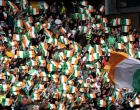 Soccer Football - Scottish Premiership - Rangers v Celtic - Ibrox, Glasgow, Scotland, Britain - August 31, 2025 Celtic fans display Irish flags in the stands before the match REUTERS/Russell Cheyne/Foto: Russell Cheyne