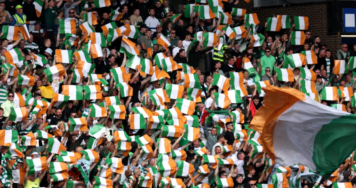 Soccer Football - Scottish Premiership - Rangers v Celtic - Ibrox, Glasgow, Scotland, Britain - August 31, 2025 Celtic fans display Irish flags in the stands before the match REUTERS/Russell Cheyne/Foto: Russell Cheyne