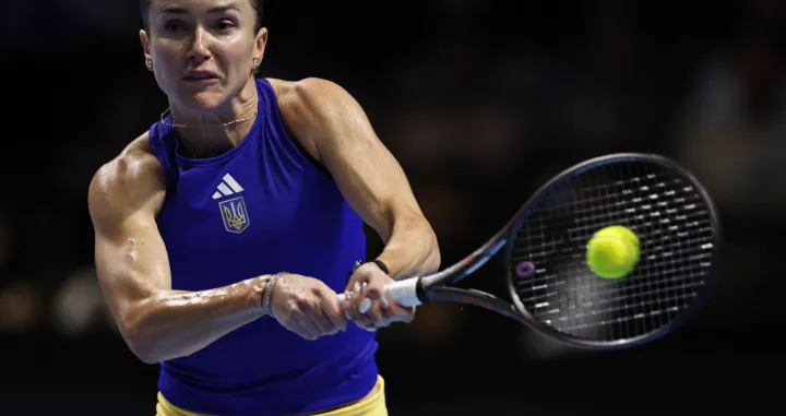Tennis - Billie Jean King Cup Finals - Semi Finals - Italy v Ukraine - Shenzhen Bay Sports Centre Arena, Shenzhen, China - September 19, 2025 Ukraine's Elina Svitolina in action during her match against Italy's Jasmine Paolini REUTERS/Tingshu Wang/Foto: Tingshu Wang