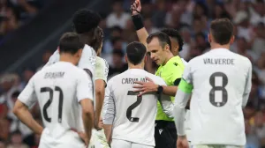 Soccer Football - UEFA Champions League - Real Madrid v Olympique de Marseille - Santiago Bernabeu, Madrid, Spain - September 16, 2025 Real Madrid's Dani Carvajal is shown a red card by referee Irfan Peljto following a VAR review REUTERS/Juan Medina/Foto: Juan Medina