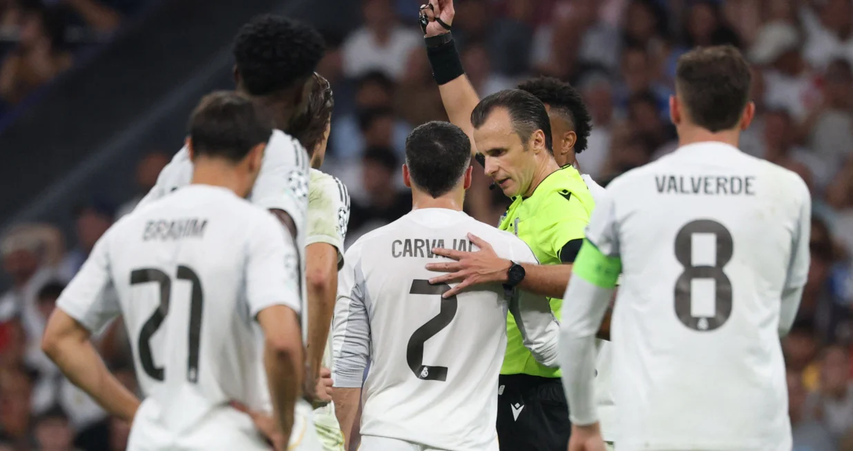 Soccer Football - UEFA Champions League - Real Madrid v Olympique de Marseille - Santiago Bernabeu, Madrid, Spain - September 16, 2025 Real Madrid's Dani Carvajal is shown a red card by referee Irfan Peljto following a VAR review REUTERS/Juan Medina/Foto: Juan Medina