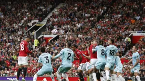 Soccer Football - Premier League - Manchester United v Burnley - Old Trafford, Manchester, Britain - August 30, 2025 Manchester United's Casemiro heads at goal before Burnley's Josh Cullen scores an own goal and the first for Manchester United Action Images via Reuters/Jason Cairnduff EDITORIAL USE ONLY. NO USE WITH UNAUTHORIZED AUDIO, VIDEO, DATA, FIXTURE LISTS, CLUB/LEAGUE LOGOS OR 'LIVE' SERVICES. ONLINE IN-MATCH USE LIMITED TO 120 IMAGES, NO VIDEO EMULATION. NO USE IN BETTING, GAMES OR SINGLE CLUB/LEAGUE/PLAYER PUBLICATIONS. PLEASE CONTACT YOUR ACCOUNT REPRESENTATIVE FOR FURTHER DETAILS../Foto: Jason Cairnduff