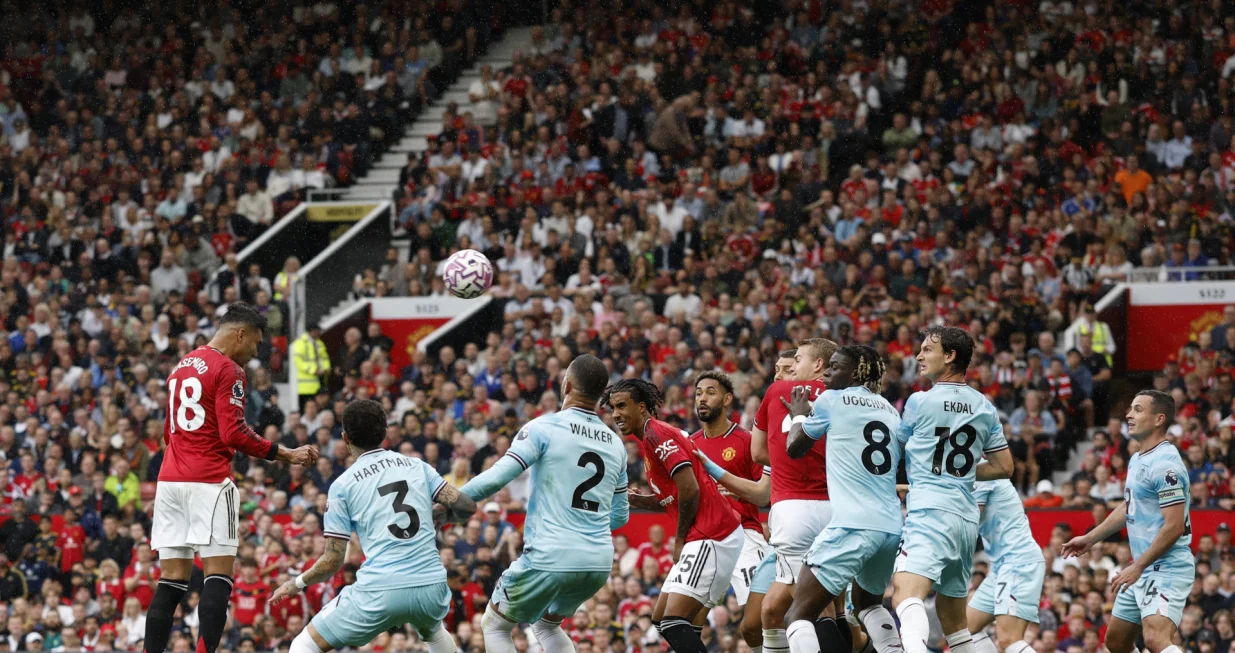 Soccer Football - Premier League - Manchester United v Burnley - Old Trafford, Manchester, Britain - August 30, 2025 Manchester United's Casemiro heads at goal before Burnley's Josh Cullen scores an own goal and the first for Manchester United Action Images via Reuters/Jason Cairnduff EDITORIAL USE ONLY. NO USE WITH UNAUTHORIZED AUDIO, VIDEO, DATA, FIXTURE LISTS, CLUB/LEAGUE LOGOS OR 'LIVE' SERVICES. ONLINE IN-MATCH USE LIMITED TO 120 IMAGES, NO VIDEO EMULATION. NO USE IN BETTING, GAMES OR SINGLE CLUB/LEAGUE/PLAYER PUBLICATIONS. PLEASE CONTACT YOUR ACCOUNT REPRESENTATIVE FOR FURTHER DETAILS../Foto: Jason Cairnduff