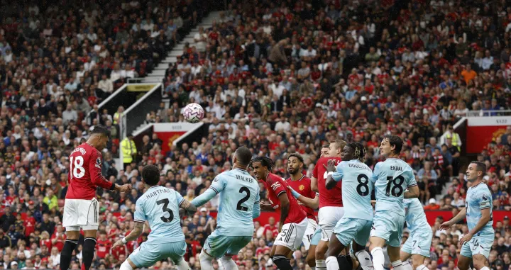 Soccer Football - Premier League - Manchester United v Burnley - Old Trafford, Manchester, Britain - August 30, 2025 Manchester United's Casemiro heads at goal before Burnley's Josh Cullen scores an own goal and the first for Manchester United Action Images via Reuters/Jason Cairnduff EDITORIAL USE ONLY. NO USE WITH UNAUTHORIZED AUDIO, VIDEO, DATA, FIXTURE LISTS, CLUB/LEAGUE LOGOS OR 'LIVE' SERVICES. ONLINE IN-MATCH USE LIMITED TO 120 IMAGES, NO VIDEO EMULATION. NO USE IN BETTING, GAMES OR SINGLE CLUB/LEAGUE/PLAYER PUBLICATIONS. PLEASE CONTACT YOUR ACCOUNT REPRESENTATIVE FOR FURTHER DETAILS../Foto: Jason Cairnduff
