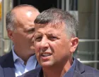 Lider Liste za pravdu i red Nebojša Vukanović pres ispred zgrade Delegacije Evropske unije u Bosni i Hercegovini/Senad Gubelić