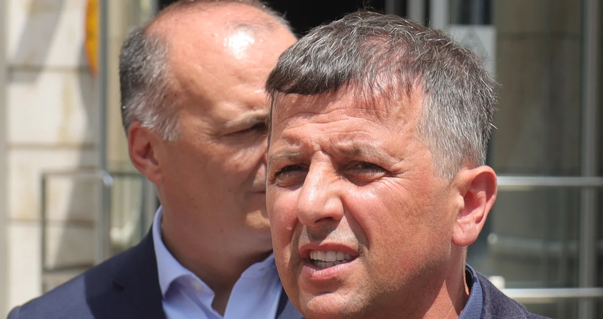 Lider Liste za pravdu i red Nebojša Vukanović pres ispred zgrade Delegacije Evropske unije u Bosni i Hercegovini/Senad Gubelić