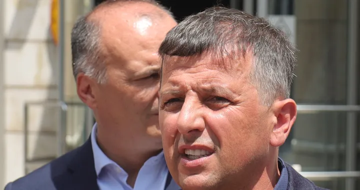 Lider Liste za pravdu i red Nebojša Vukanović pres ispred zgrade Delegacije Evropske unije u Bosni i Hercegovini/Senad Gubelić