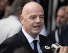 epa10386385 FIFA President Gianni Infantino attends the wake for Edson Arantes do Nascimento 'Pele', at the Vila Belmiro stadium in the city of Santos, Brazil, 02 January 2023. Several Brazilian soccer fans spent the night lining up to attend Pele's wake who died on 29 December 2022 at the age of 82. EPA/Isaac Fontana/Foto: Isaac Fontana