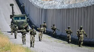 VAN, TURSKA, 16. SEPTEMBAR: Turska je zavrЕЎila izgradnju 204 kilometra sigurnosnog zida na granici s Iranom, kao dio ЕЎireg plana jaДЌanja graniДЌne kontrole i spreДЌavanja ilegalnih prelazaka.Zid, koji se gradi u planinskom podruДЌju pokrajine Van, na nadmorskoj visini od oko 2.500 metara, predstavlja jedan od najzahtjevnijih sigurnosnih infrastrukturnih projekata u zemlji.Prema turskim vlastima, joЕЎ 91 kilometar zida Д‡e biti izgraД'en do zavrЕЎetka cijelog planiranog sistema.GraniДЌni pojas dodatno je osiguran rovovima, tranЕЎeima i drugim fiziДЌkim preprekama, a znaДЌajna paЕѕnja posveД‡ena je i tehnoloЕЎkom nadzoru. DuЕѕ granice su postavljene elektro-optiДЌke kule, osmatraДЌnice s liftovima i radarski sistemi, ЕЎto omoguД‡ava stalni nadzor pripadnika Turskih oruЕѕanih snaga.Radi borbe protiv bespilotnih letjelica (UAV-ova), dronova i paramotora, duЕѕ granice su rasporeД'eni sistemi za ometanje dronova, protivavionska oruЕѕja i oklopna vozila s automatskim kupolama.Turske snage sigurnosti, ukljuДЌujuД‡i graniДЌne jedinice, patroliraju ovim izuzetno zahtjevnim terenom 24 sata dnevno, osiguravajuД‡i nadzor nad jednim od najosjetljivijih dijelova granice izmeД'u Turske i Irana. (Г–zkan Bilgin - Anadolu Agency)/