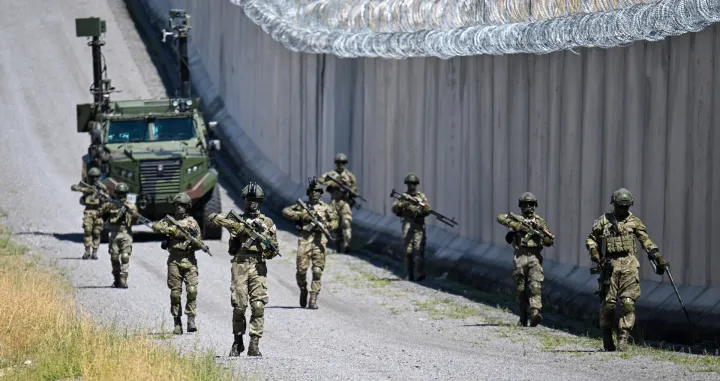 VAN, TURSKA, 16. SEPTEMBAR: Turska je zavrЕЎila izgradnju 204 kilometra sigurnosnog zida na granici s Iranom, kao dio ЕЎireg plana jaДЌanja graniДЌne kontrole i spreДЌavanja ilegalnih prelazaka.Zid, koji se gradi u planinskom podruДЌju pokrajine Van, na nadmorskoj visini od oko 2.500 metara, predstavlja jedan od najzahtjevnijih sigurnosnih infrastrukturnih projekata u zemlji.Prema turskim vlastima, joЕЎ 91 kilometar zida Д‡e biti izgraД'en do zavrЕЎetka cijelog planiranog sistema.GraniДЌni pojas dodatno je osiguran rovovima, tranЕЎeima i drugim fiziДЌkim preprekama, a znaДЌajna paЕѕnja posveД‡ena je i tehnoloЕЎkom nadzoru. DuЕѕ granice su postavljene elektro-optiДЌke kule, osmatraДЌnice s liftovima i radarski sistemi, ЕЎto omoguД‡ava stalni nadzor pripadnika Turskih oruЕѕanih snaga.Radi borbe protiv bespilotnih letjelica (UAV-ova), dronova i paramotora, duЕѕ granice su rasporeД'eni sistemi za ometanje dronova, protivavionska oruЕѕja i oklopna vozila s automatskim kupolama.Turske snage sigurnosti, ukljuДЌujuД‡i graniДЌne jedinice, patroliraju ovim izuzetno zahtjevnim terenom 24 sata dnevno, osiguravajuД‡i nadzor nad jednim od najosjetljivijih dijelova granice izmeД'u Turske i Irana. (Г–zkan Bilgin - Anadolu Agency)/