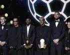 Soccer Football - Ballon d'Or - Theatre du Chatelet, Paris, France - September 22, 2025 Paris St Germain's Ousmane Dembele with the Ballon d'Or award and Kopa Trophy winner FC Barcelona's Lamine Yamal with former footballer Ronaldinho, Arsenal's Viktor Gyokeres, Manchester City's Gianluigi Donnarumma and FC Barcelona's Vicky Lopez REUTERS/Benoit Tessier/Foto: Benoit Tessier