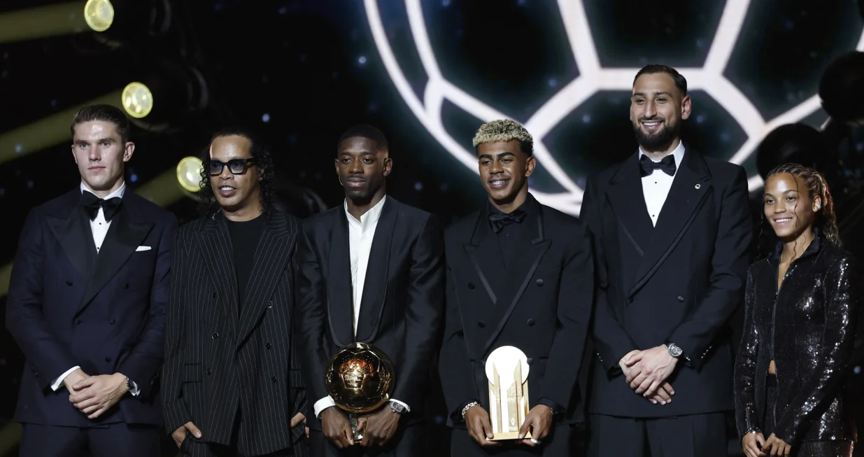Soccer Football - Ballon d'Or - Theatre du Chatelet, Paris, France - September 22, 2025 Paris St Germain's Ousmane Dembele with the Ballon d'Or award and Kopa Trophy winner FC Barcelona's Lamine Yamal with former footballer Ronaldinho, Arsenal's Viktor Gyokeres, Manchester City's Gianluigi Donnarumma and FC Barcelona's Vicky Lopez REUTERS/Benoit Tessier/Foto: Benoit Tessier