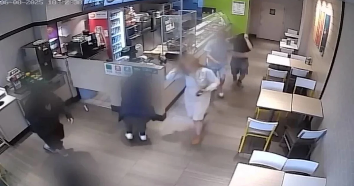 Tinejdžerice teroriziraju ulicu/CCTV//