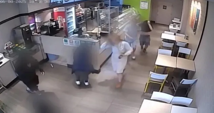 Tinejdžerice teroriziraju ulicu/CCTV//