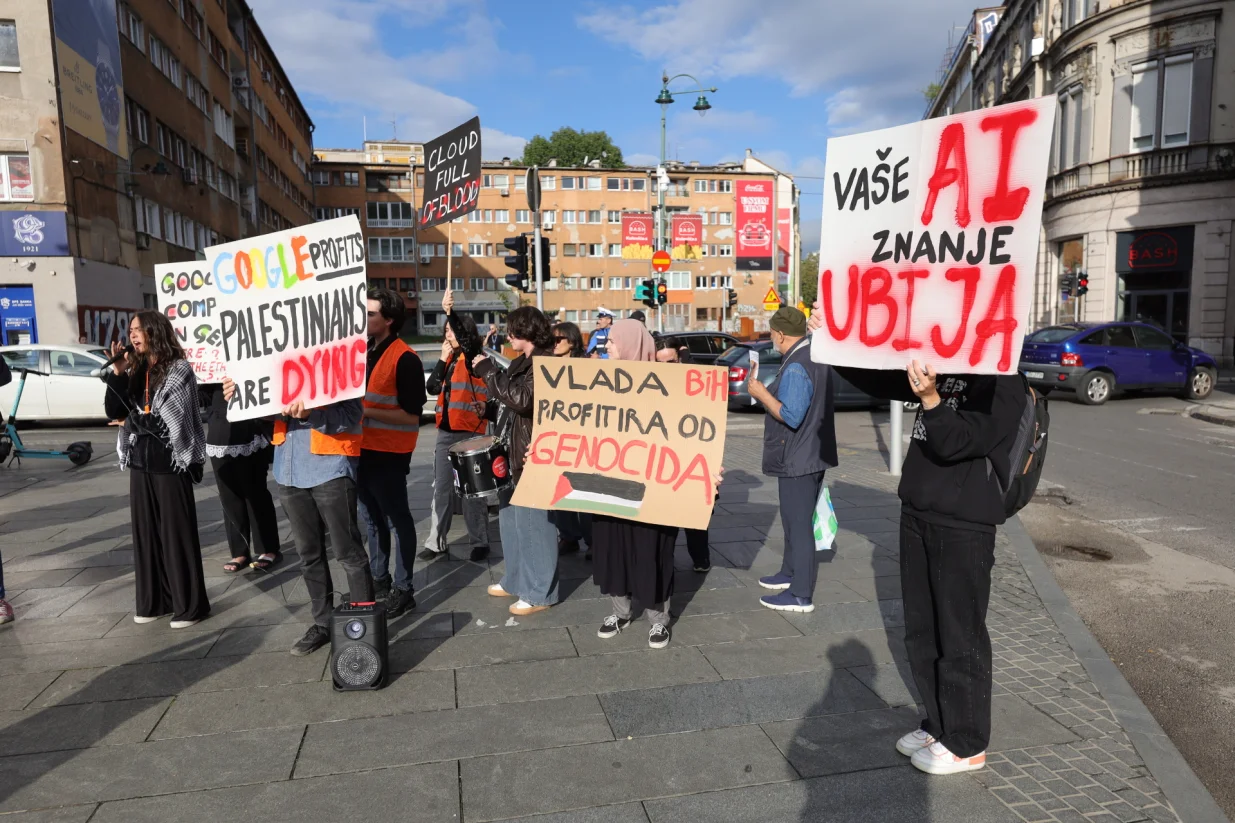 Ispred narodnog pozorišta sarajevo/Senad Gubelić