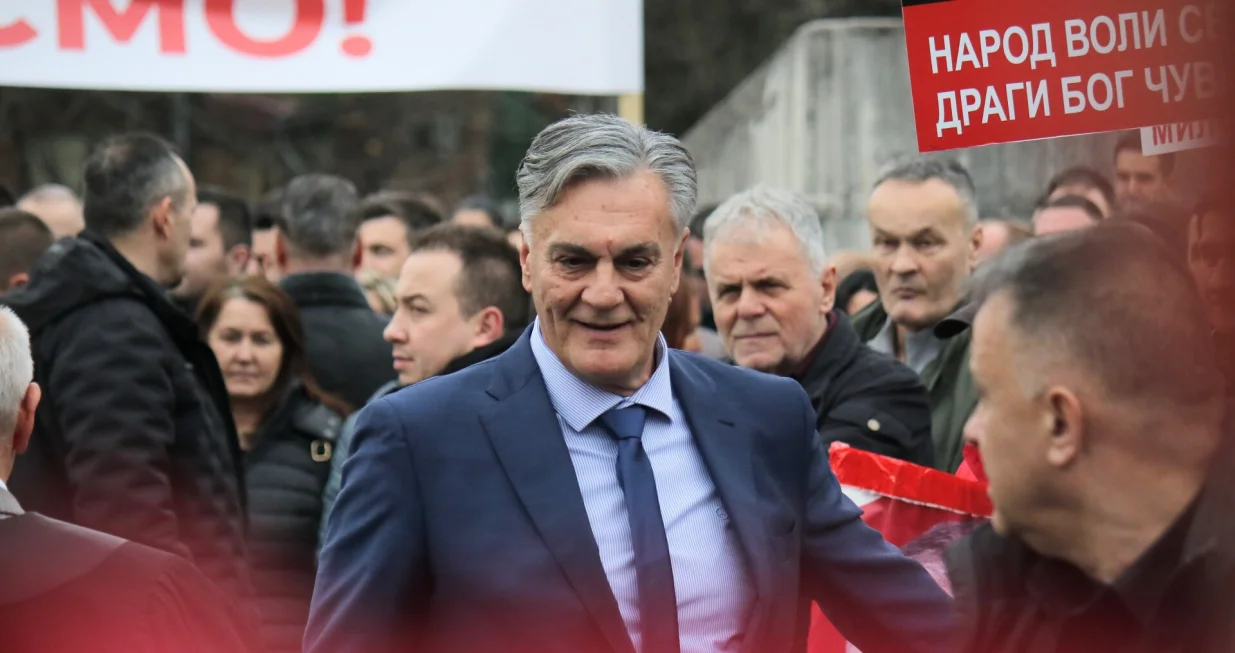 Sudu BiH danas se nastavlja suđenje predsjedniku bh. entiteta Republika Srpska Miloradu Dodiku i vršiocu dužnosti direktora Službenog glasnika Milošu Lukiću, optuženima za nesprovođenje odluka viskog predstavnika/Senad Gubelić