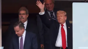 Sep 11, 2025; Bronx, New York, USA; President of the united states Donald Trump waves as he enters his box before a game between the Detroit Tigers and the New York Yankees at Yankee Stadium. Mandatory Credit: Brad Penner-Imagn Images/Foto: Brad Penner