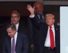 Sep 11, 2025; Bronx, New York, USA; President of the united states Donald Trump waves as he enters his box before a game between the Detroit Tigers and the New York Yankees at Yankee Stadium. Mandatory Credit: Brad Penner-Imagn Images/Foto: Brad Penner