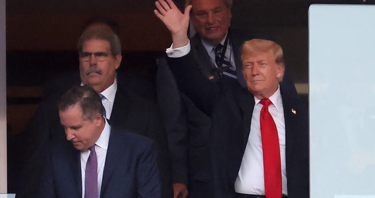 Sep 11, 2025; Bronx, New York, USA; President of the united states Donald Trump waves as he enters his box before a game between the Detroit Tigers and the New York Yankees at Yankee Stadium. Mandatory Credit: Brad Penner-Imagn Images/Foto: Brad Penner