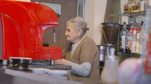 Anna Possi, stogodišnja vlasnica bara Centrale u Nebbiunu na sjeveru Italije, i dalje svakodnevno poslužuje kafu svojim gostima, radeći s ljubavlju i radošću, a klijenti odlaze oduševljeni/Screenshot