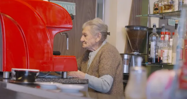 Anna Possi, stogodišnja vlasnica bara Centrale u Nebbiunu na sjeveru Italije, i dalje svakodnevno poslužuje kafu svojim gostima, radeći s ljubavlju i radošću, a klijenti odlaze oduševljeni/Screenshot
