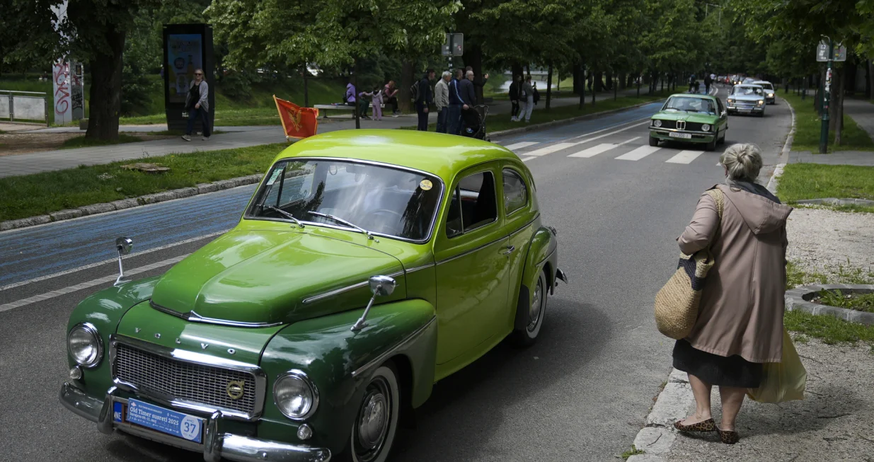 Sarajevo, BiH - 10. maj 2025:Gradske ulice Sarajeva ovog vikenda pretvorile su se u pravu vremensku masinu, zahvaljujuД‡i 23. izdanju MeД'unarodnog susreta old timera, jednom od najprestiЕѕnijih dogaД'aja za ljubitelje starih automobila u regionu. Na ovogodisnjoj manifestaciji, koja je okupila desetine entuzijasta iz cijelog regiona, predstavljen je ЕЎirok spektar retro vozila - od raskoЕЎnih limuzina do sportskih modela kolekcionara i ljubitelja starih automobila. (SamД±r JordamovД±c - Anadolu Agency)/