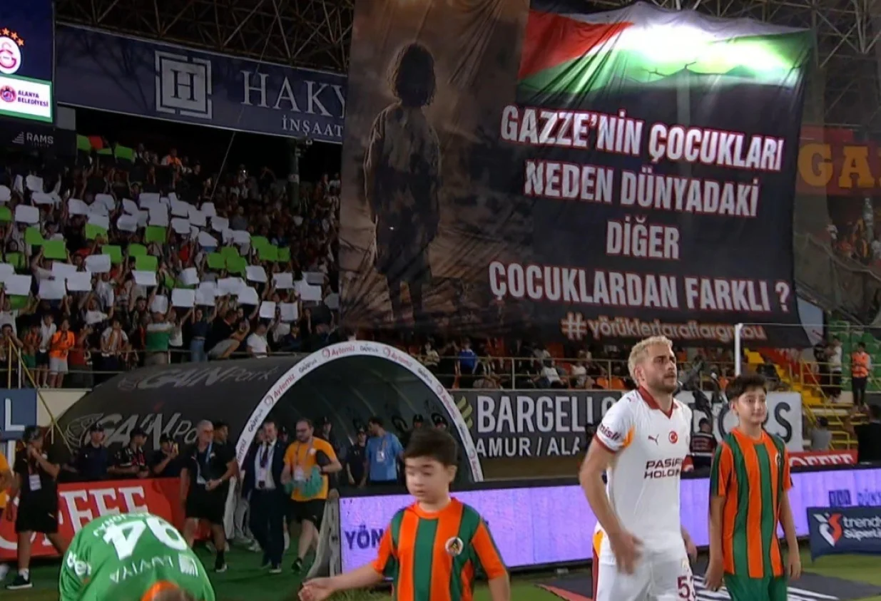 Poruka navijača Alanyaspora/Foto: 