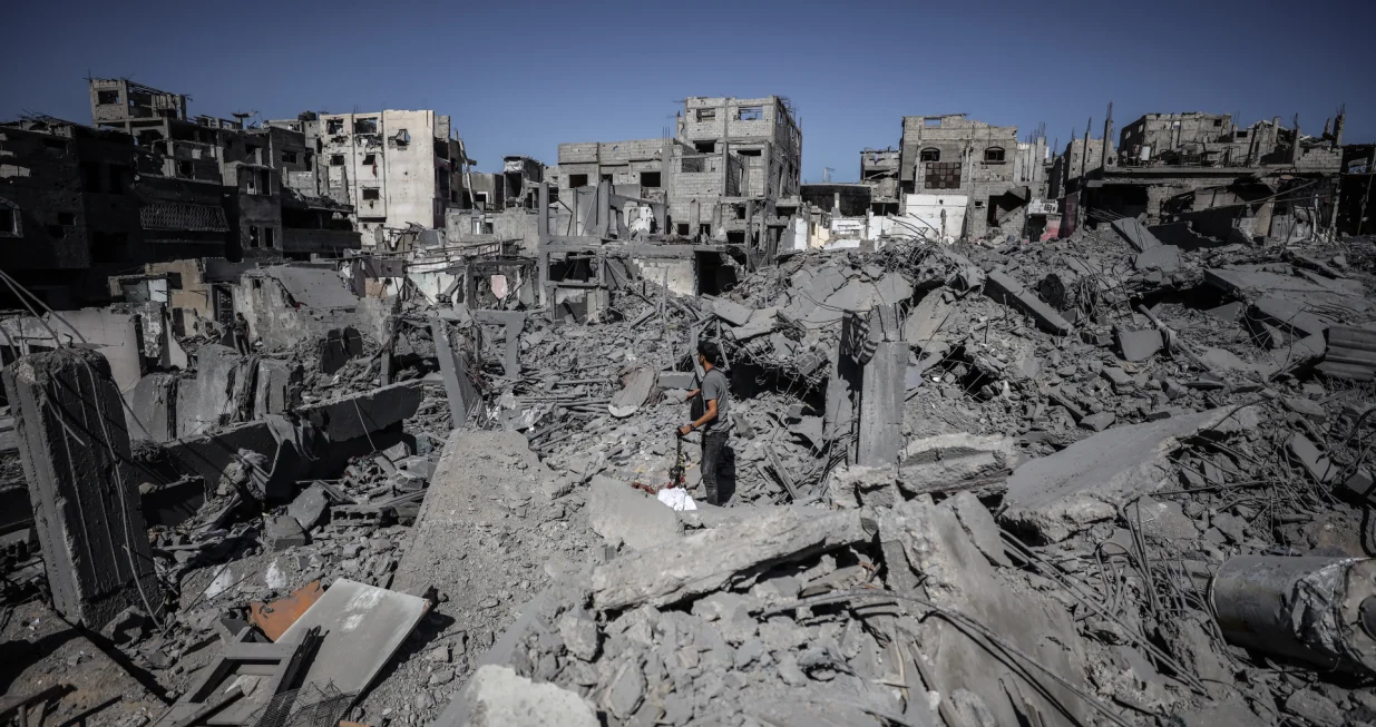 AL SHATI, GAZA - 20. SEPTEMBAR: Pogled na razaranje nakon izraelskog napada na stan palestinske porodice Abu Salmiye koji se nalazi u kampu Al Shati, na sjeveru Gaze, 20. septembra 2025. (Khames Alrefi - Anadolu Agency)/