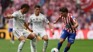 Soccer Football - LaLiga - Atletico Madrid v Real Madrid - Riyadh Air Metropolitano, Madrid, Spain - September 27, 2025 Atletico Madrid's Julian Alvarez in action with Real Madrid's Raul Asencio REUTERS/Violeta Santos Moura/Foto: Violeta Santos Moura