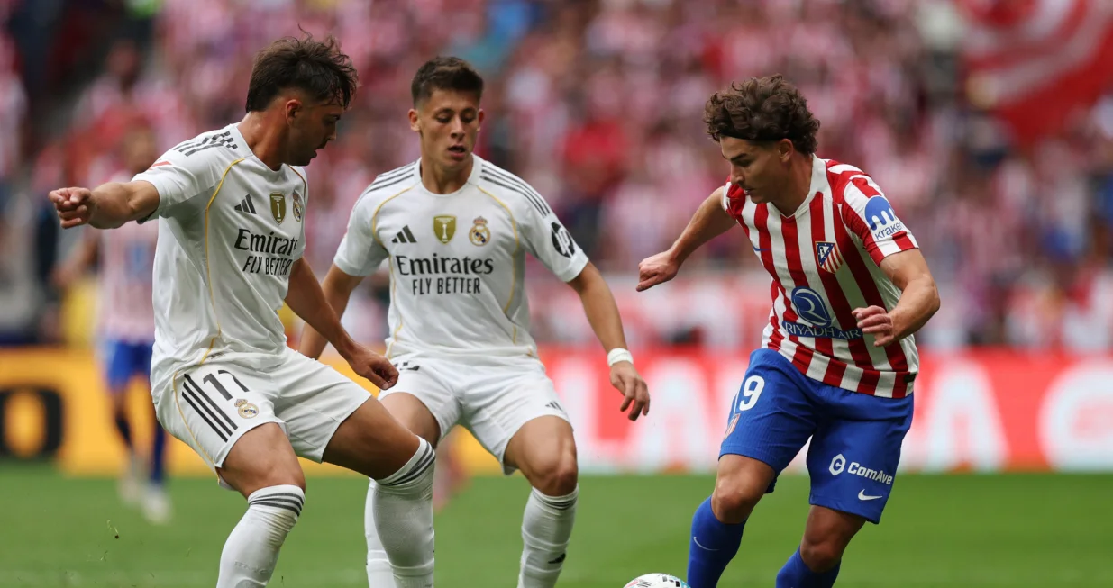 Soccer Football - LaLiga - Atletico Madrid v Real Madrid - Riyadh Air Metropolitano, Madrid, Spain - September 27, 2025 Atletico Madrid's Julian Alvarez in action with Real Madrid's Raul Asencio REUTERS/Violeta Santos Moura/Foto: Violeta Santos Moura