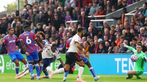 Soccer Football - Premier League - Crystal Palace v Liverpool - Selhurst Park, London, Britain - September 27, 2025 Liverpool's Alexander Isak in action with Crystal Palace's Dean Henderson Action Images via Reuters/Matthew Childs EDITORIAL USE ONLY. NO USE WITH UNAUTHORIZED AUDIO, VIDEO, DATA, FIXTURE LISTS, CLUB/LEAGUE LOGOS OR 'LIVE' SERVICES. ONLINE IN-MATCH USE LIMITED TO 120 IMAGES, NO VIDEO EMULATION. NO USE IN BETTING, GAMES OR SINGLE CLUB/LEAGUE/PLAYER PUBLICATIONS. PLEASE CONTACT YOUR ACCOUNT REPRESENTATIVE FOR FURTHER DETAILS../Foto: Matthew Childs