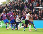 Soccer Football - Premier League - Crystal Palace v Liverpool - Selhurst Park, London, Britain - September 27, 2025 Liverpool's Alexander Isak in action with Crystal Palace's Dean Henderson Action Images via Reuters/Matthew Childs EDITORIAL USE ONLY. NO USE WITH UNAUTHORIZED AUDIO, VIDEO, DATA, FIXTURE LISTS, CLUB/LEAGUE LOGOS OR 'LIVE' SERVICES. ONLINE IN-MATCH USE LIMITED TO 120 IMAGES, NO VIDEO EMULATION. NO USE IN BETTING, GAMES OR SINGLE CLUB/LEAGUE/PLAYER PUBLICATIONS. PLEASE CONTACT YOUR ACCOUNT REPRESENTATIVE FOR FURTHER DETAILS../Foto: Matthew Childs
