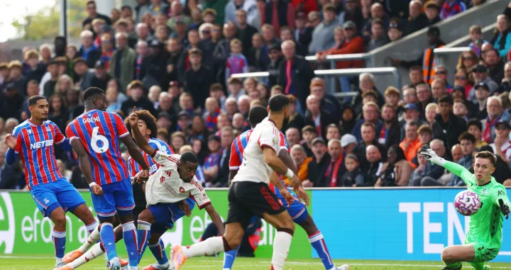 Soccer Football - Premier League - Crystal Palace v Liverpool - Selhurst Park, London, Britain - September 27, 2025 Liverpool's Alexander Isak in action with Crystal Palace's Dean Henderson Action Images via Reuters/Matthew Childs EDITORIAL USE ONLY. NO USE WITH UNAUTHORIZED AUDIO, VIDEO, DATA, FIXTURE LISTS, CLUB/LEAGUE LOGOS OR 'LIVE' SERVICES. ONLINE IN-MATCH USE LIMITED TO 120 IMAGES, NO VIDEO EMULATION. NO USE IN BETTING, GAMES OR SINGLE CLUB/LEAGUE/PLAYER PUBLICATIONS. PLEASE CONTACT YOUR ACCOUNT REPRESENTATIVE FOR FURTHER DETAILS../Foto: Matthew Childs