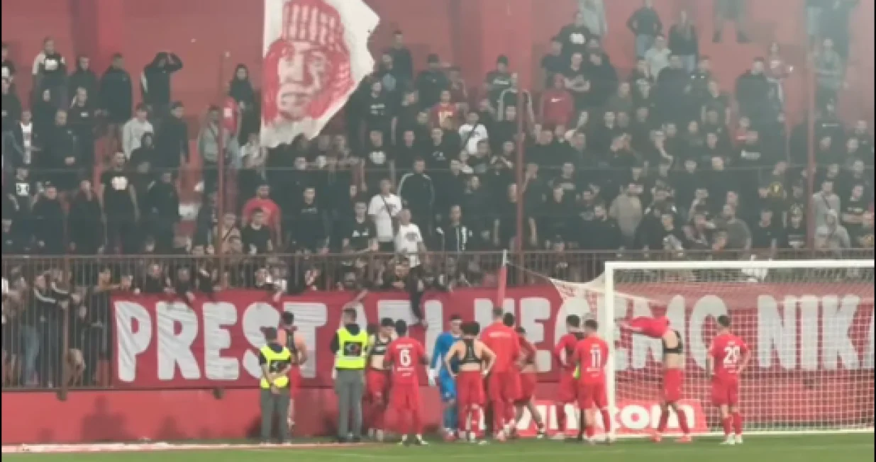 Navijači Veleža i igrači/Foto: 