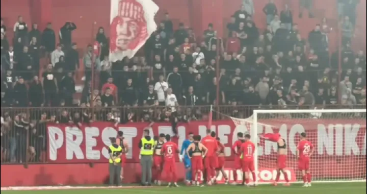 Navijači Veleža i igrači/Foto: 