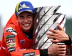 MotoGP - Japanese Grand Prix - Mobility Resort Motegi, Motegi, Japan - September 28, 2025 Ducati Lenovo Team's Marc Marquez celebrates with the trophy after winning the 2025 MotoGP World Championship REUTERS/Kim Kyung-Hoon  TPX IMAGES OF THE DAY/Foto: Kim Kyung-hoon