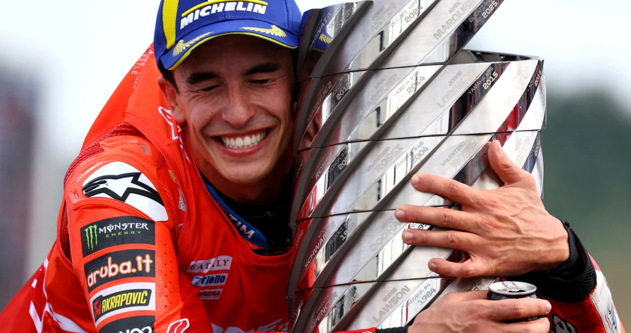 MotoGP - Japanese Grand Prix - Mobility Resort Motegi, Motegi, Japan - September 28, 2025 Ducati Lenovo Team's Marc Marquez celebrates with the trophy after winning the 2025 MotoGP World Championship REUTERS/Kim Kyung-Hoon  TPX IMAGES OF THE DAY/Foto: Kim Kyung-hoon