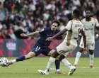 Soccer Football - Ligue 1 - Paris St Germain v RC Lens - Parc des Princes, Paris, France - September 14, 2025 Paris St Germain's Vitinha in action with RC Lens' Mamadou Sangare REUTERS/Benoit Tessier/Foto: Benoit Tessier