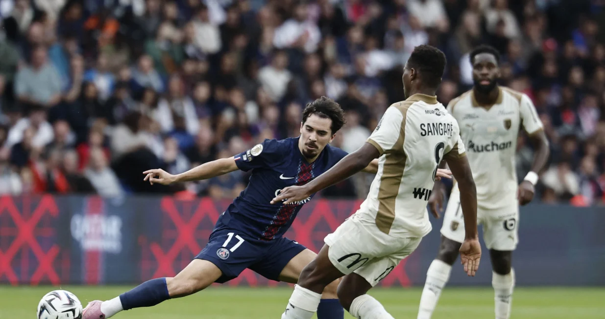 Soccer Football - Ligue 1 - Paris St Germain v RC Lens - Parc des Princes, Paris, France - September 14, 2025 Paris St Germain's Vitinha in action with RC Lens' Mamadou Sangare REUTERS/Benoit Tessier/Foto: Benoit Tessier