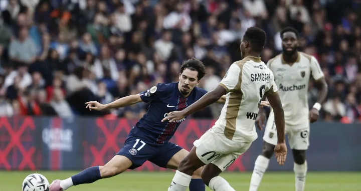 Soccer Football - Ligue 1 - Paris St Germain v RC Lens - Parc des Princes, Paris, France - September 14, 2025 Paris St Germain's Vitinha in action with RC Lens' Mamadou Sangare REUTERS/Benoit Tessier/Foto: Benoit Tessier