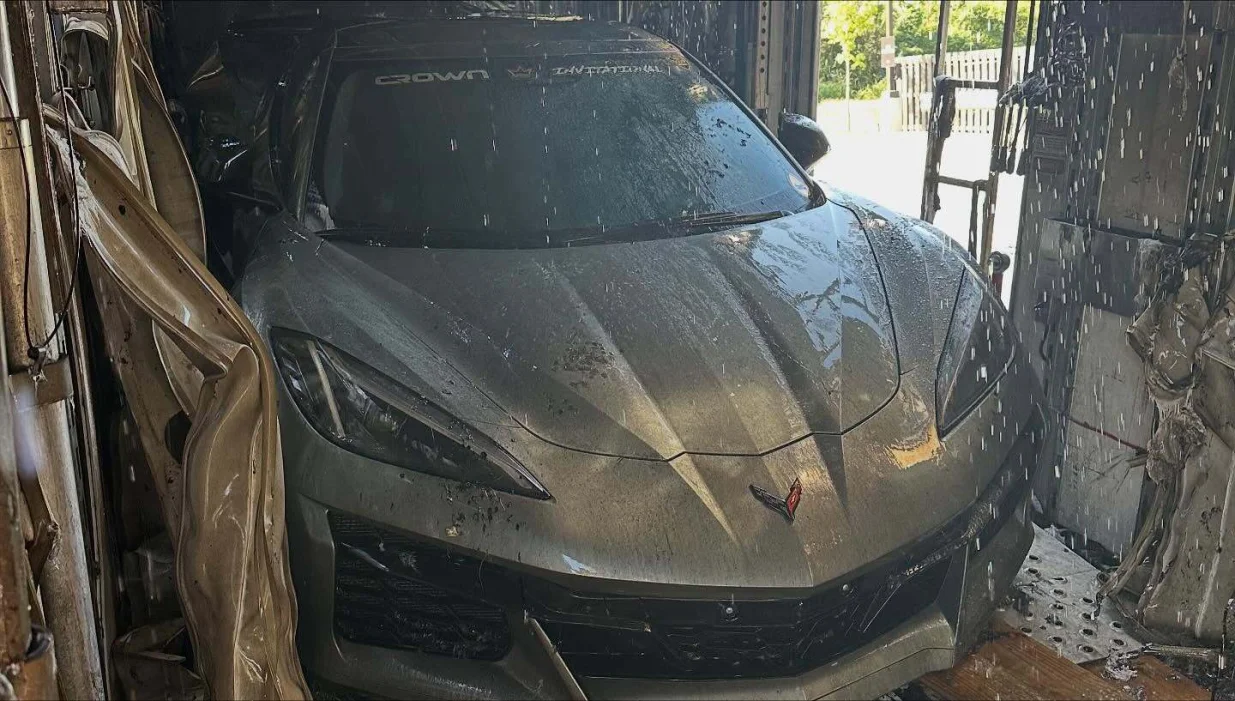 Samo je jedan automobil donekle "preživio" požar/Facebook/