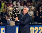 epa10023102 EHF President Michael Wiederer delivers the trophy after the 2022 EHF FINAL4 Handball Champions League final match between FC Barcelona and Lomza Vive Kielce in Cologne, Germany, 19 June 2022. EPA/ULRICH HUFNAGEL/Foto: Ulrich Hufnagel